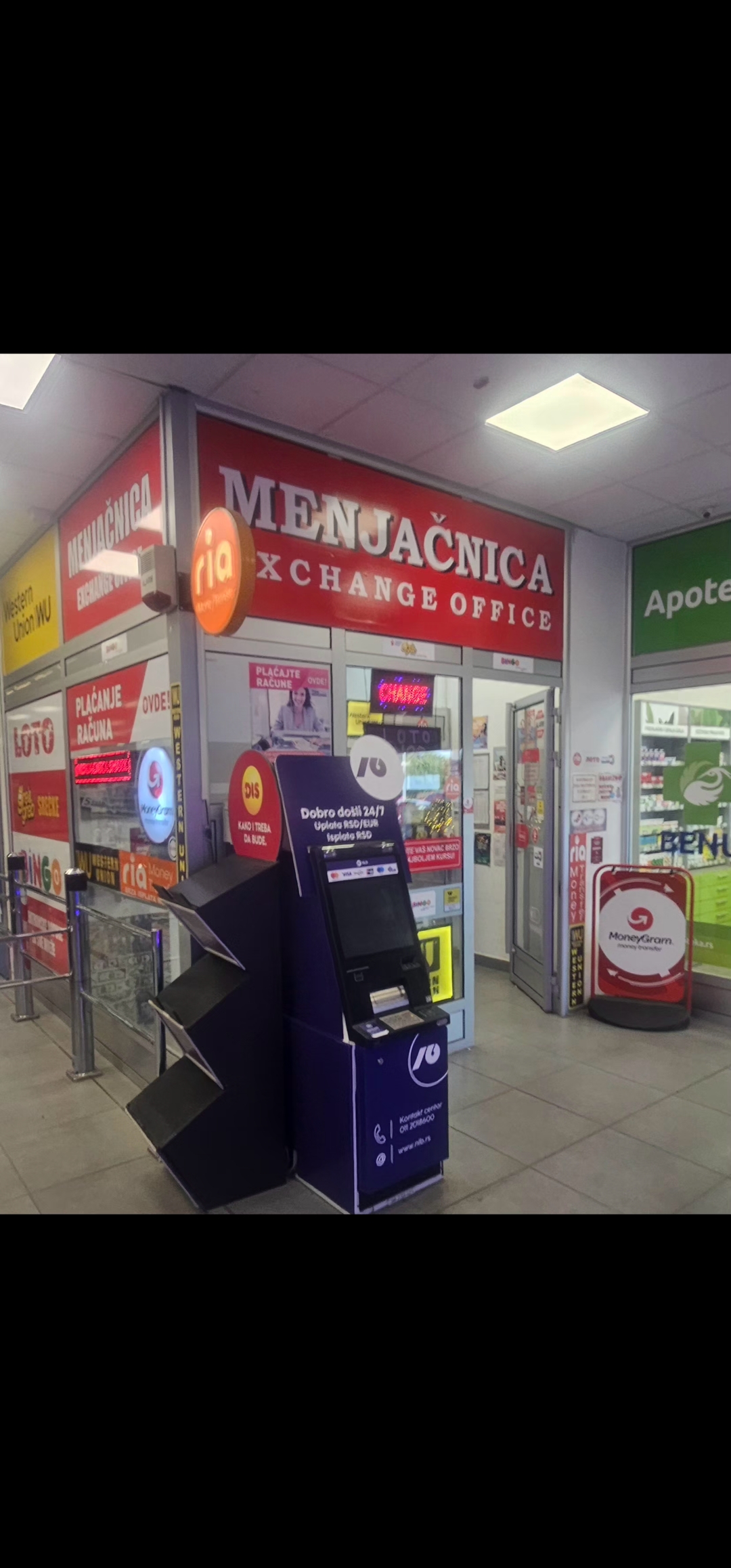 Ulaz i salter postojece poslovnice Menjacnice Shark u DIS-u, Smederevo